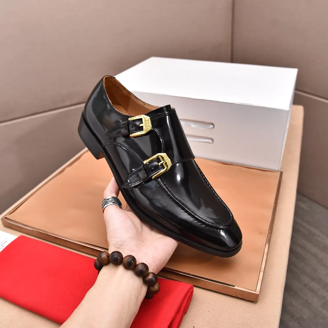 Men's shoes 💰560 (high-end, all cowhide) GUCCI high-end formal leather shoes, original imported fabrics from Italy, cowhide lining, original hardware. I believe you will be struck by it from the first moment you see it. The avant-garde atmosphere can no longer fully interpret its elegance. AAA grade rubber outsole, super comfortable. Original counter last, ensuring its original version and quality. The simple upper ensures its comfort and breathability. A pair of truly good shoes has its own unique soul, famous quality, regular size 38-44 (45 46 customized)